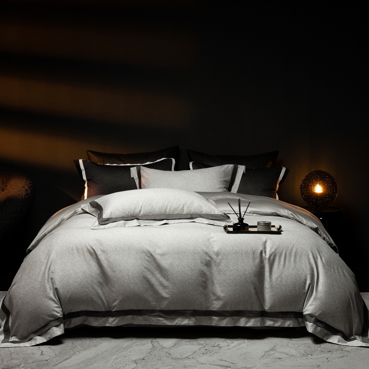 91家纺网 家纺一手货源 找家纺 ONE TWO ONE 121 2025新款Epoch时代轻奢系列高支高密贡缎长绒棉四件套 云墨灰