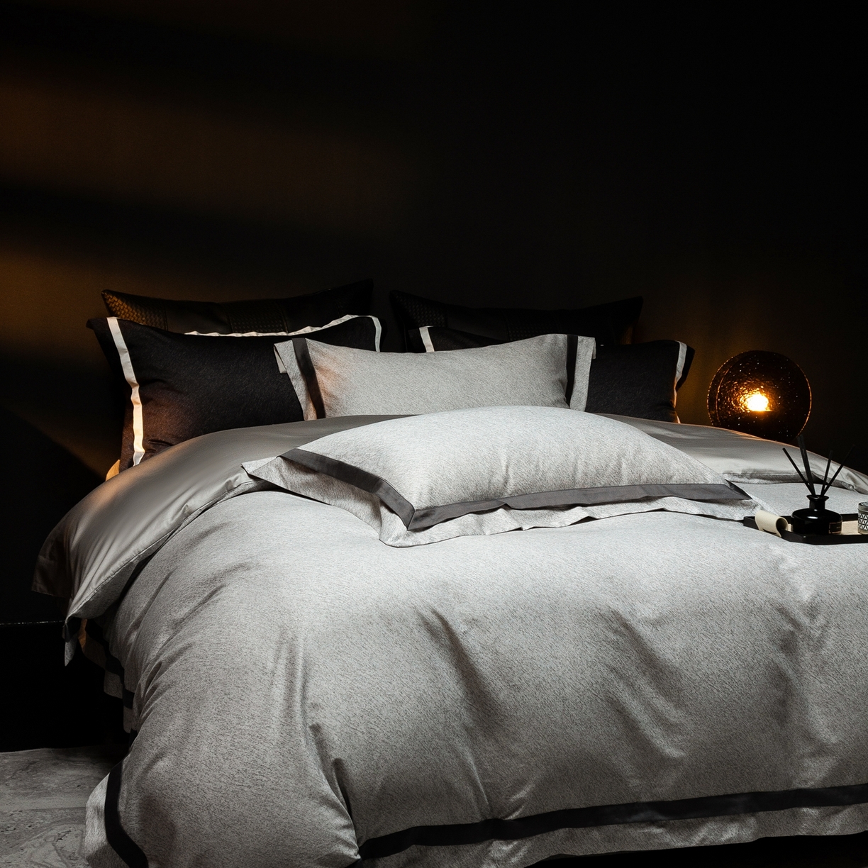 91家纺网 家纺一手货源 找家纺 ONE TWO ONE 121 2025新款Epoch时代轻奢系列高支高密贡缎长绒棉四件套 云墨灰