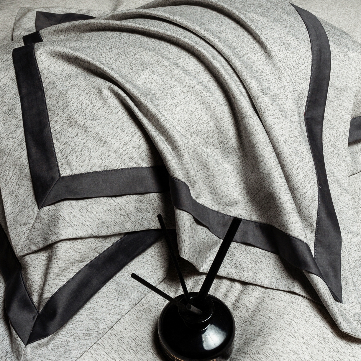 91家纺网 家纺一手货源 找家纺 ONE TWO ONE 121 2025新款Epoch时代轻奢系列高支高密贡缎长绒棉四件套 云墨灰