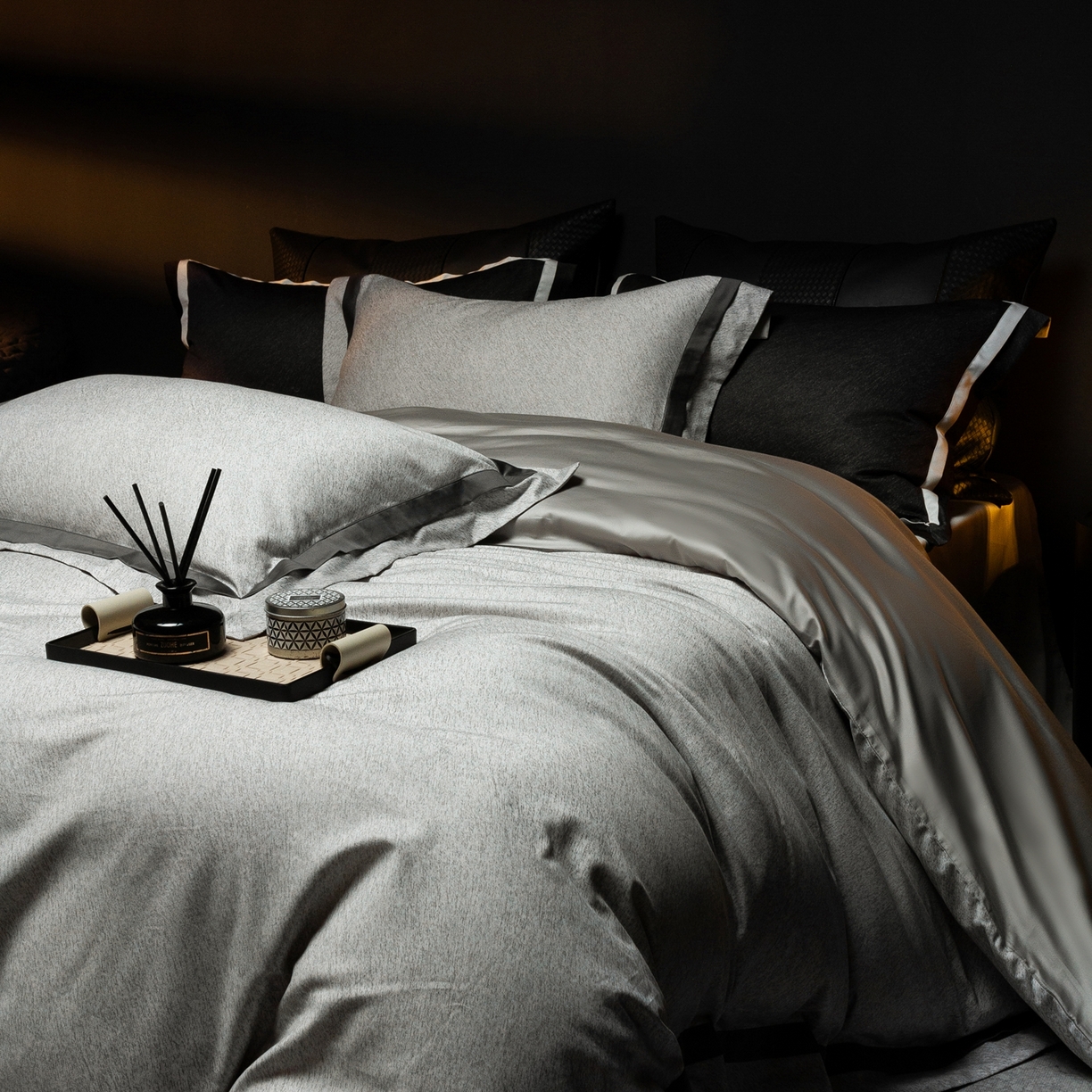 91家纺网 家纺一手货源 找家纺 ONE TWO ONE 121 2025新款Epoch时代轻奢系列高支高密贡缎长绒棉四件套 云墨灰
