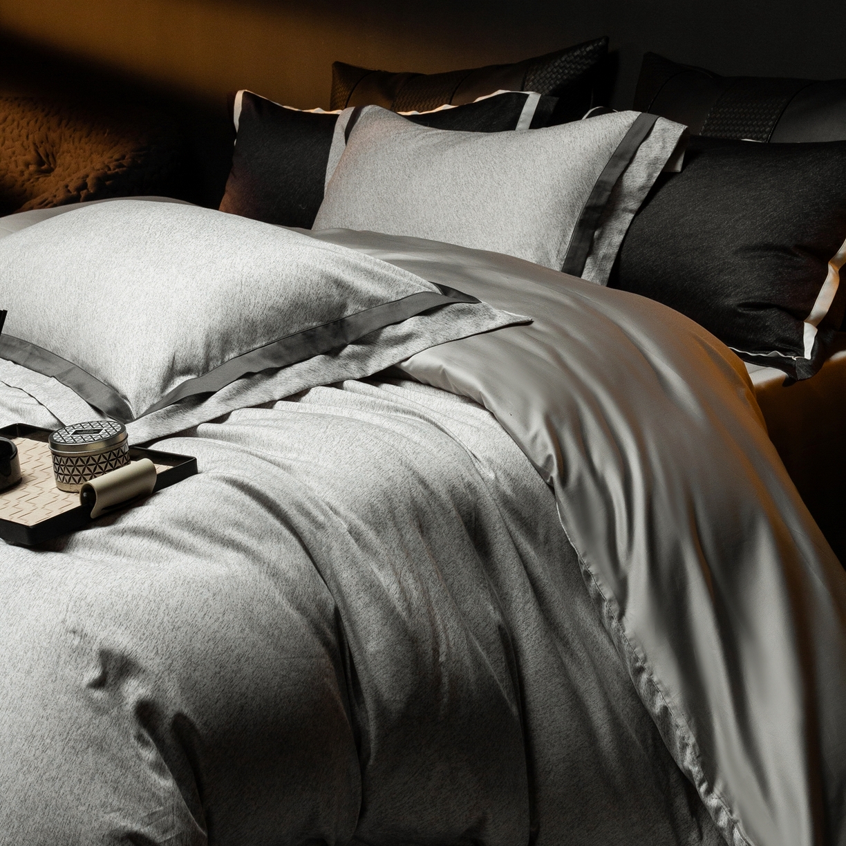 91家纺网 家纺一手货源 找家纺 ONE TWO ONE 121 2025新款Epoch时代轻奢系列高支高密贡缎长绒棉四件套 云墨灰