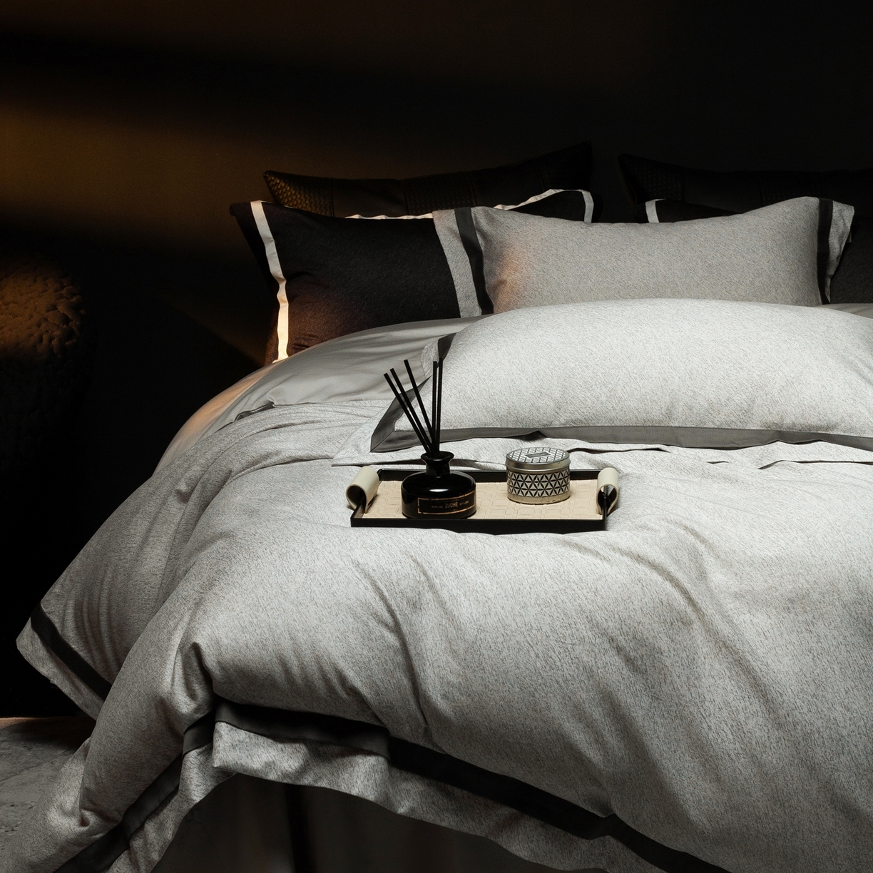 91家纺网 家纺一手货源 找家纺 ONE TWO ONE 121 2025新款Epoch时代轻奢系列高支高密贡缎长绒棉四件套 云墨灰