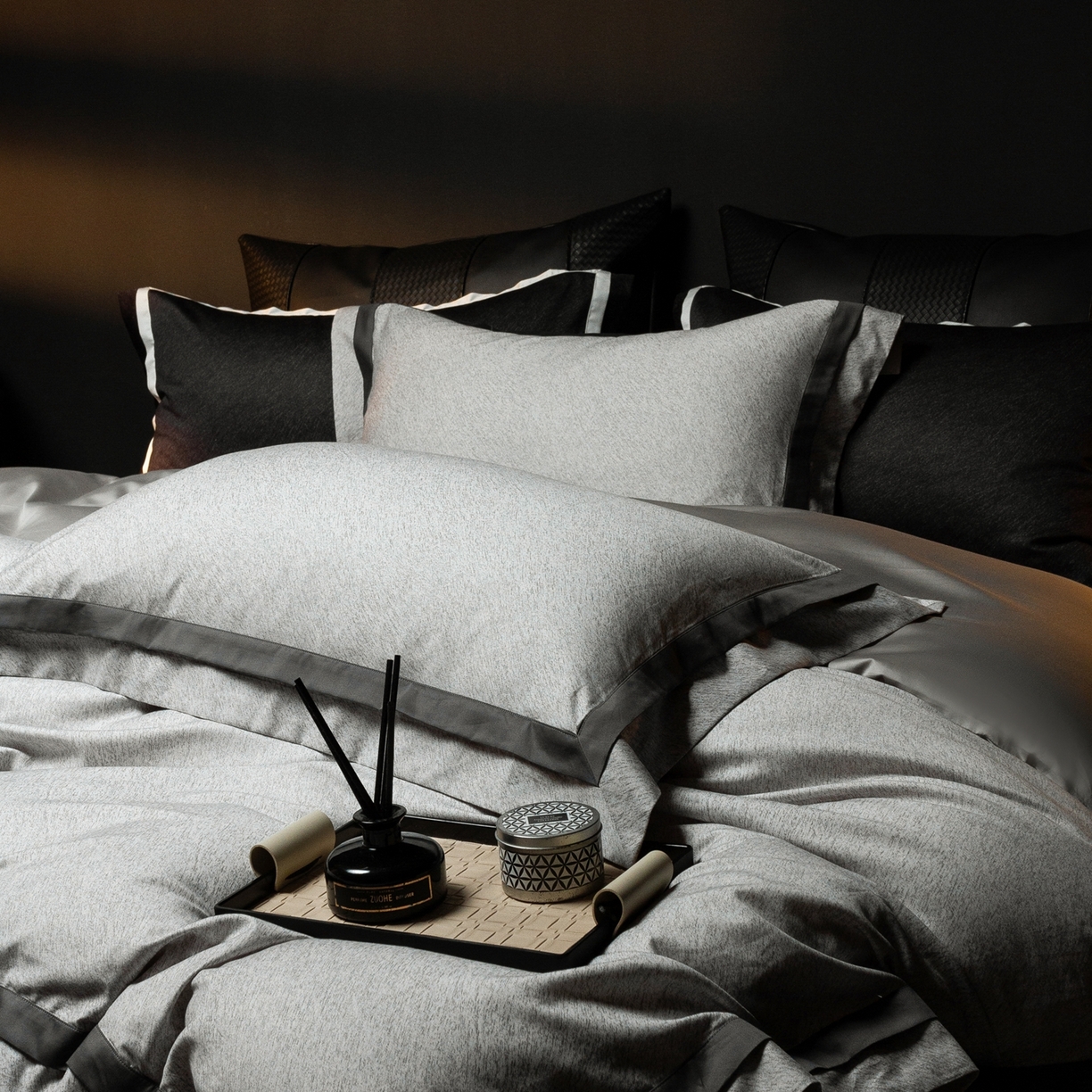 91家纺网 家纺一手货源 找家纺 ONE TWO ONE 121 2025新款Epoch时代轻奢系列高支高密贡缎长绒棉四件套 云墨灰