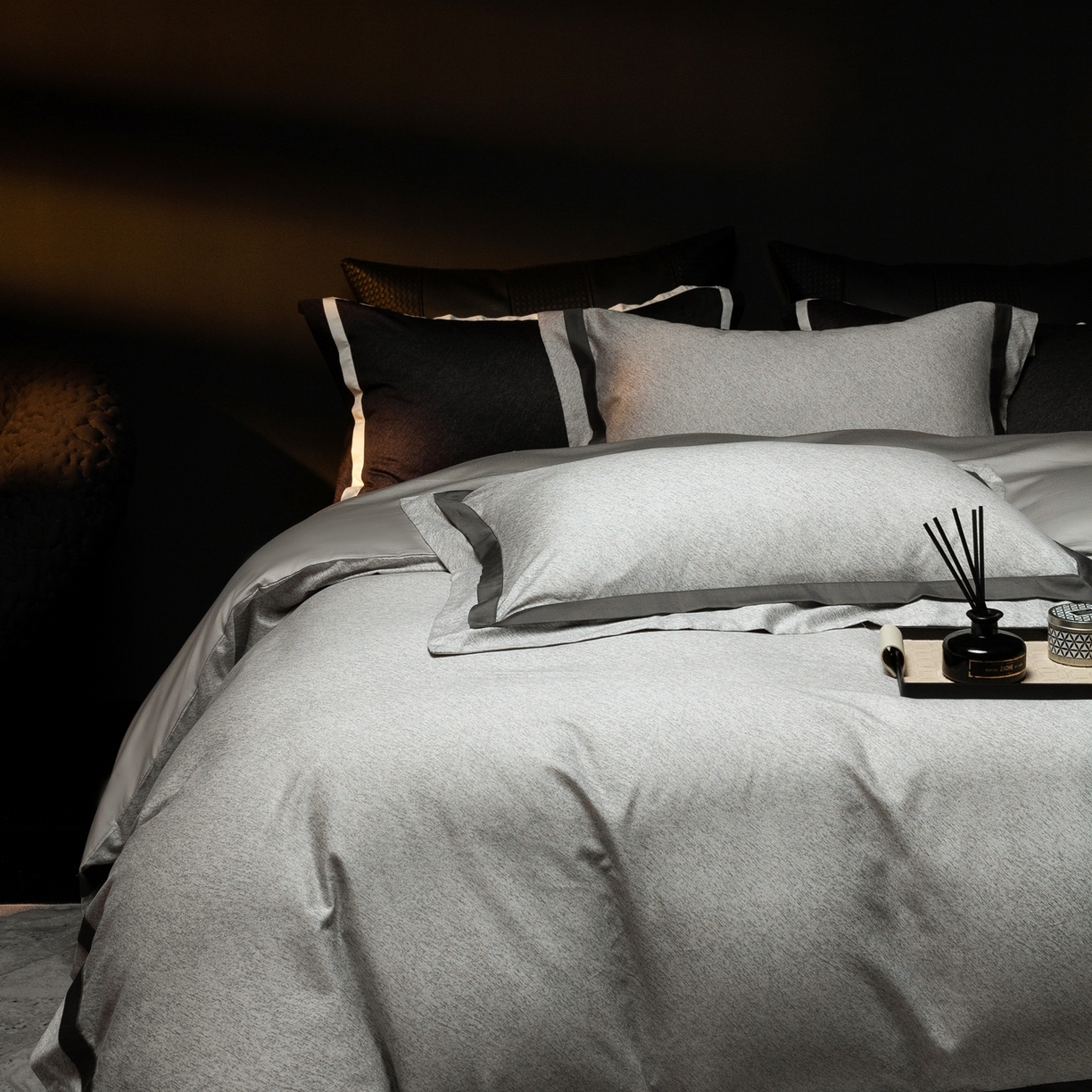 91家纺网 家纺一手货源 找家纺 ONE TWO ONE 121 2025新款Epoch时代轻奢系列高支高密贡缎长绒棉四件套 云墨灰