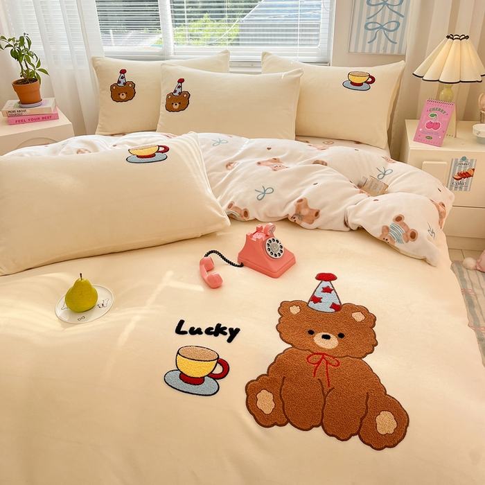 91家纺网 家纺一手货源 找家纺 寐居家纺 2025新款牛奶绒大版毛巾绣床单款四件套 惬意小熊