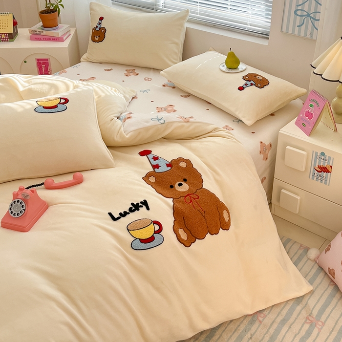 91家纺网 家纺一手货源 找家纺 寐居家纺 2025新款牛奶绒大版毛巾绣床单款四件套 惬意小熊