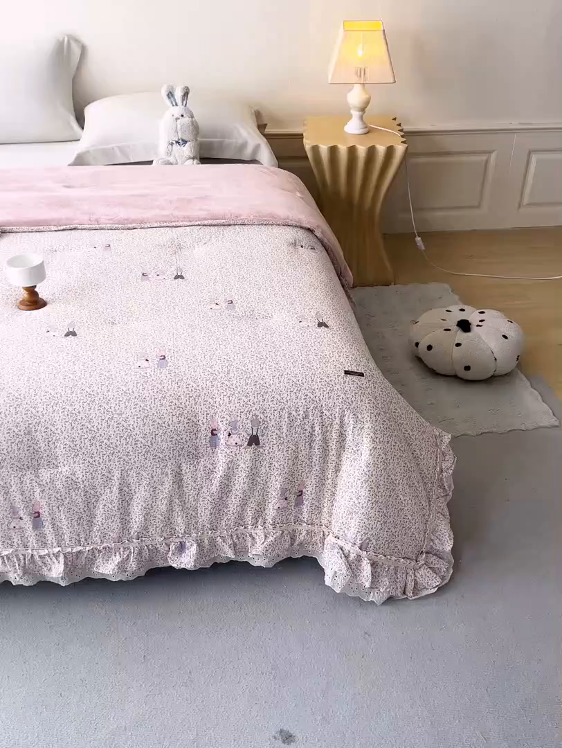 91家纺网 家纺一手货源 找家纺 优希家纺 2025新款秘境花园春秋被被子被芯 兔兔一家