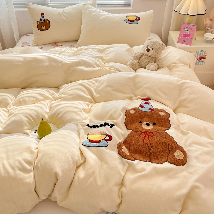 91家纺网 家纺一手货源 找家纺 寐居家纺 2025新款牛奶绒大版毛巾绣床单款四件套 惬意小熊