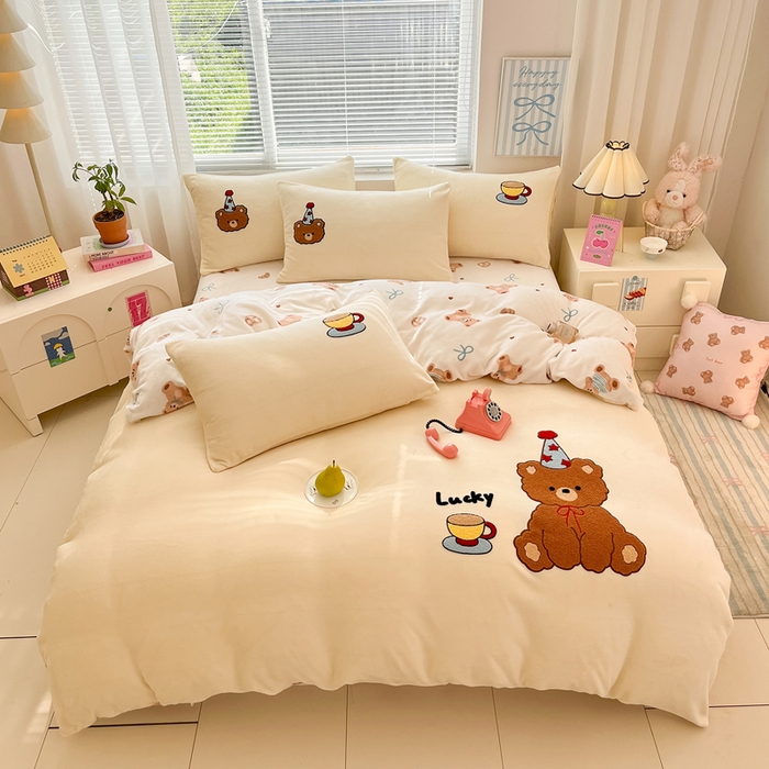 91家纺网 家纺一手货源 找家纺 寐居家纺 2025新款牛奶绒大版毛巾绣床单款四件套 惬意小熊