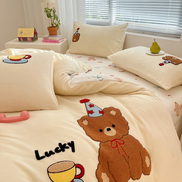 91家纺网 家纺一手货源 找家纺 寐居家纺 2025新款牛奶绒大版毛巾绣床单款四件套 惬意小熊