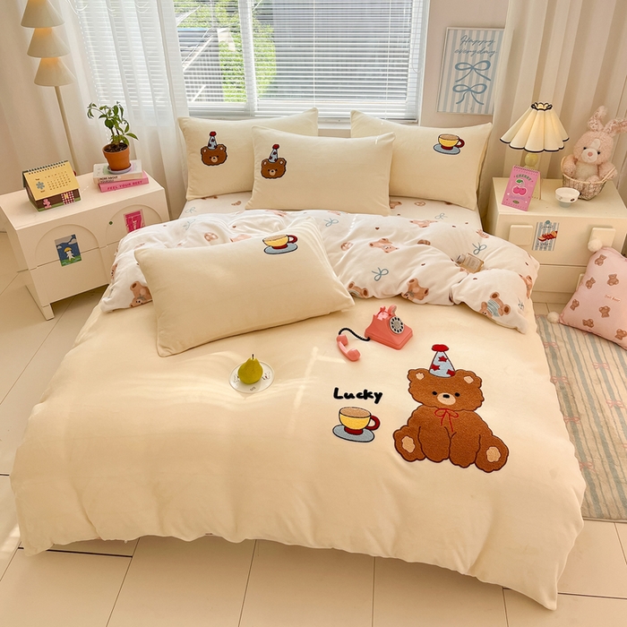 91家纺网 家纺一手货源 找家纺 寐居家纺 2025新款牛奶绒大版毛巾绣床单款四件套 惬意小熊