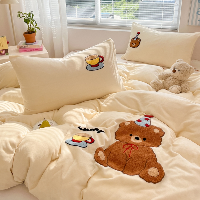 91家纺网 家纺一手货源 找家纺 寐居家纺 2025新款牛奶绒大版毛巾绣床单款四件套 惬意小熊