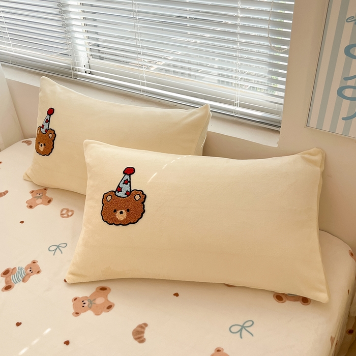 91家纺网 家纺一手货源 找家纺 寐居家纺 2025新款牛奶绒大版毛巾绣床单款四件套 惬意小熊