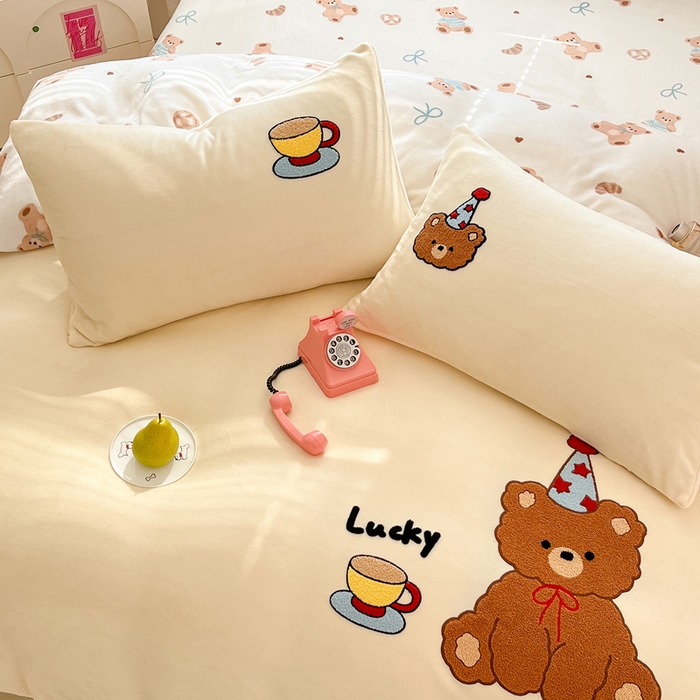 91家纺网 家纺一手货源 找家纺 寐居家纺 2025新款牛奶绒大版毛巾绣床单款四件套 惬意小熊