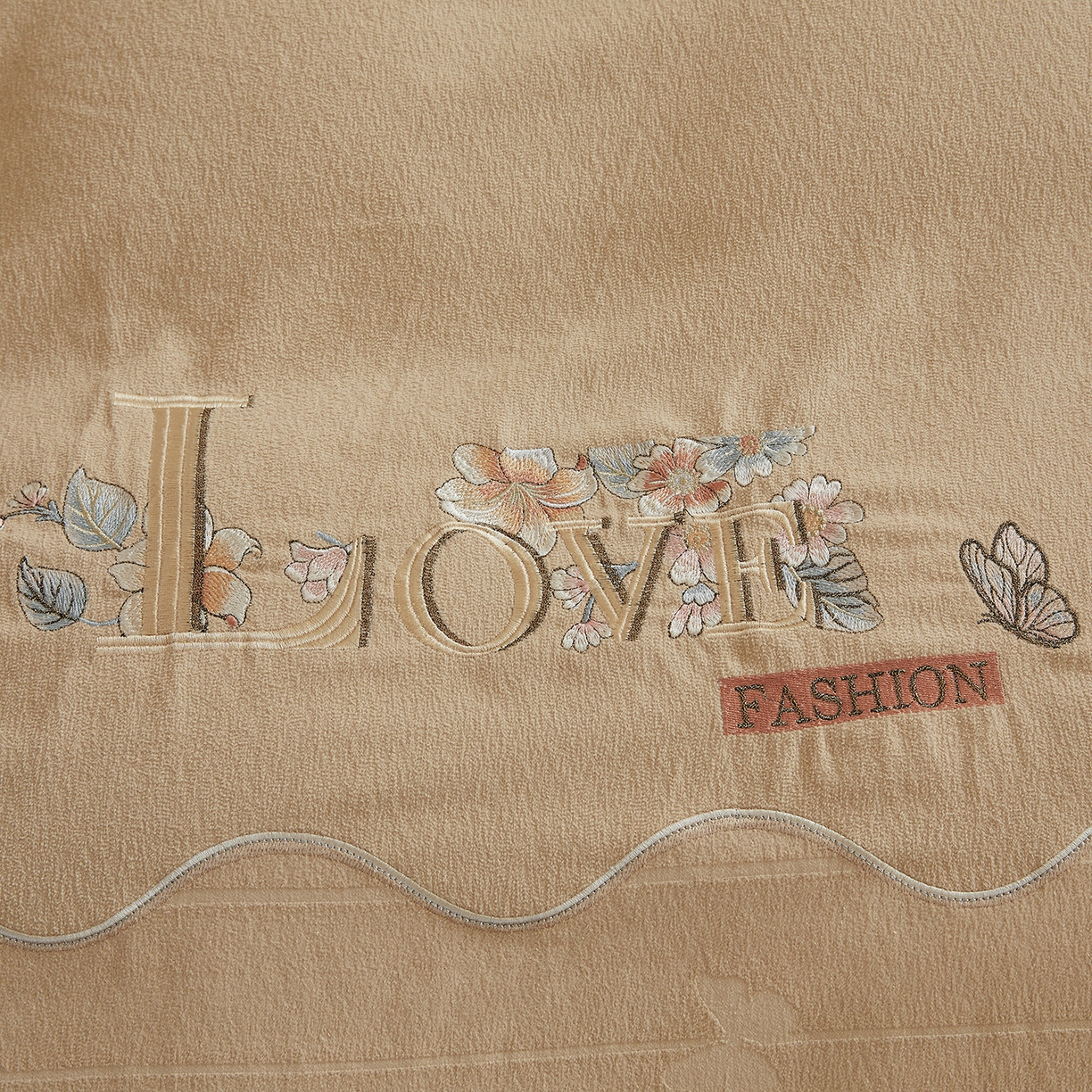 91家纺网 家纺一手货源 找家纺 宜凡家纺 2025新款A类棉绒刺绣花夹棉床盖四件套--梦回罗马 梦回罗马 卡其