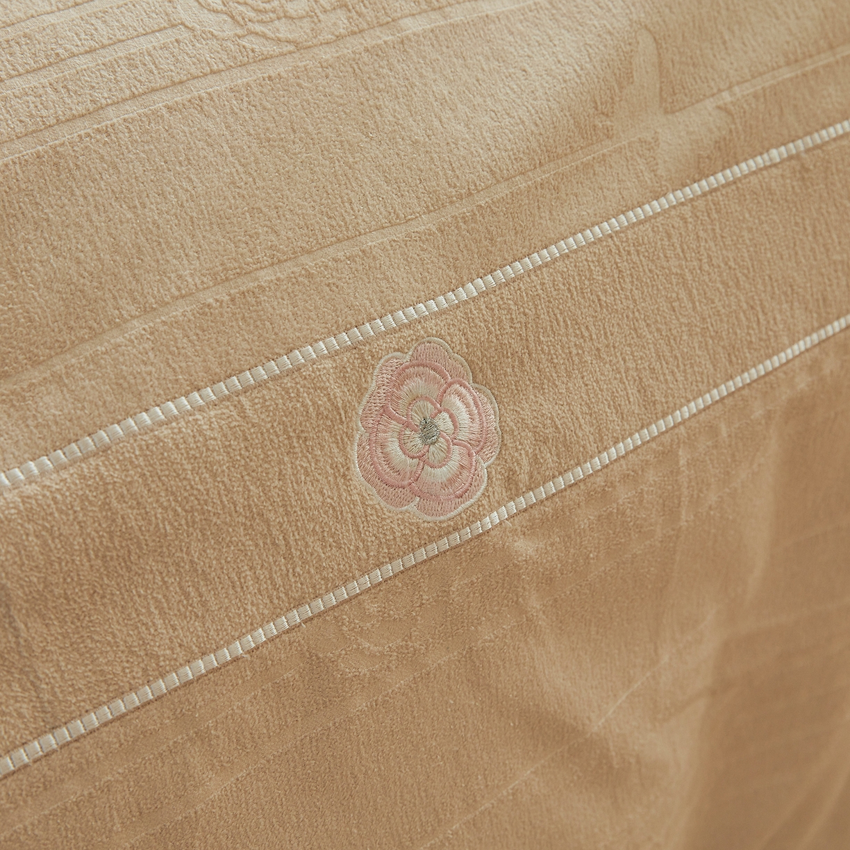 91家纺网 家纺一手货源 找家纺 宜凡家纺 2025新款A类棉绒刺绣花夹棉床盖四件套--梦回罗马 梦回罗马 卡其