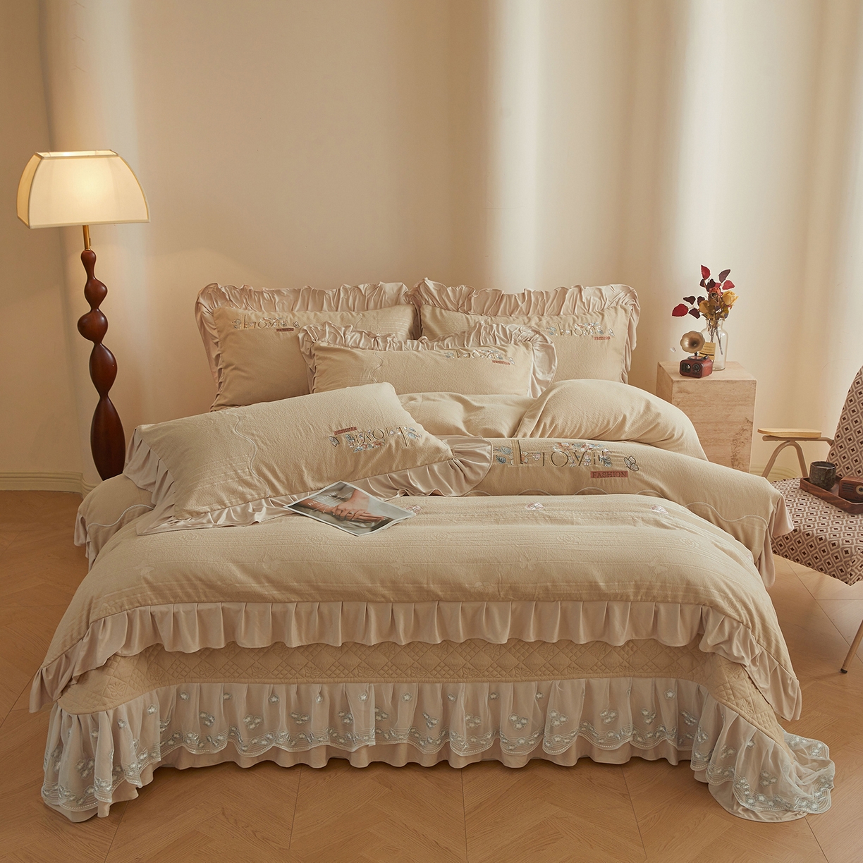 91家纺网 家纺一手货源 找家纺 宜凡家纺 2025新款A类棉绒刺绣花夹棉床盖四件套--梦回罗马 梦回罗马 卡其