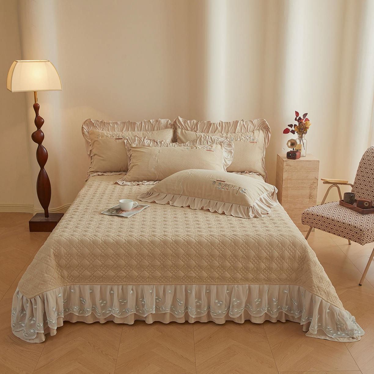 91家纺网 家纺一手货源 找家纺 宜凡家纺 2025新款A类棉绒刺绣花夹棉床盖四件套--梦回罗马 梦回罗马 卡其