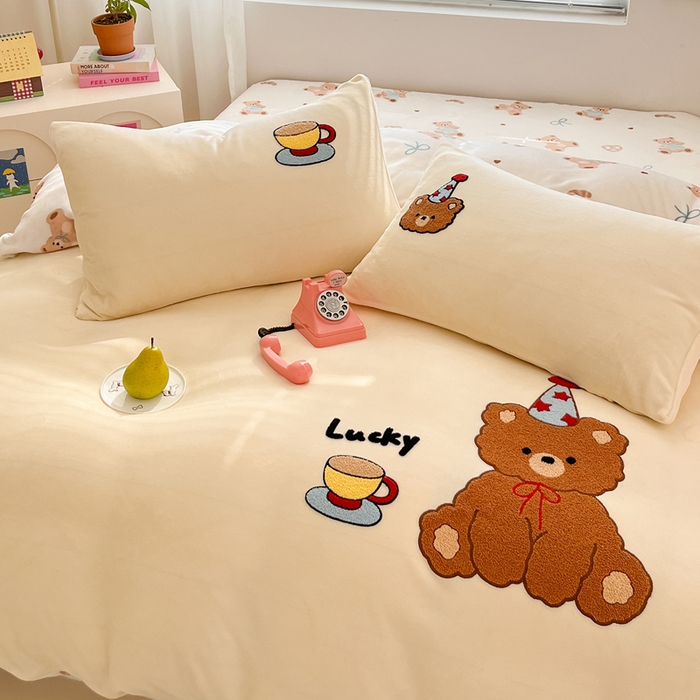 91家纺网 家纺一手货源 找家纺 寐居家纺 2025新款牛奶绒大版毛巾绣床单款四件套 惬意小熊