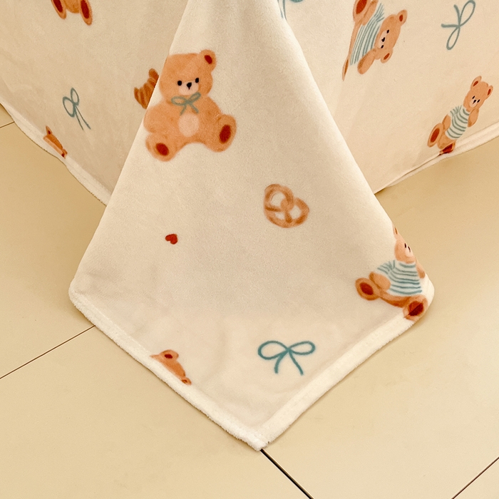 91家纺网 家纺一手货源 找家纺 寐居家纺 2025新款牛奶绒大版毛巾绣床单款四件套 惬意小熊