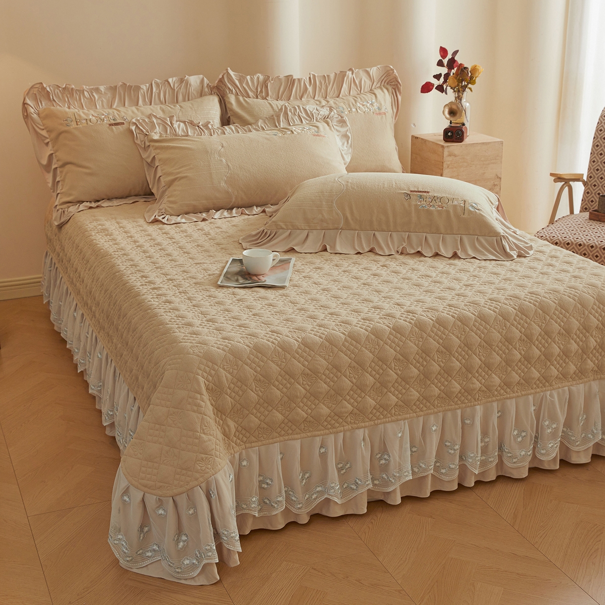 91家纺网 家纺一手货源 找家纺 宜凡家纺 2025新款A类棉绒刺绣花夹棉床盖四件套--梦回罗马 梦回罗马 卡其