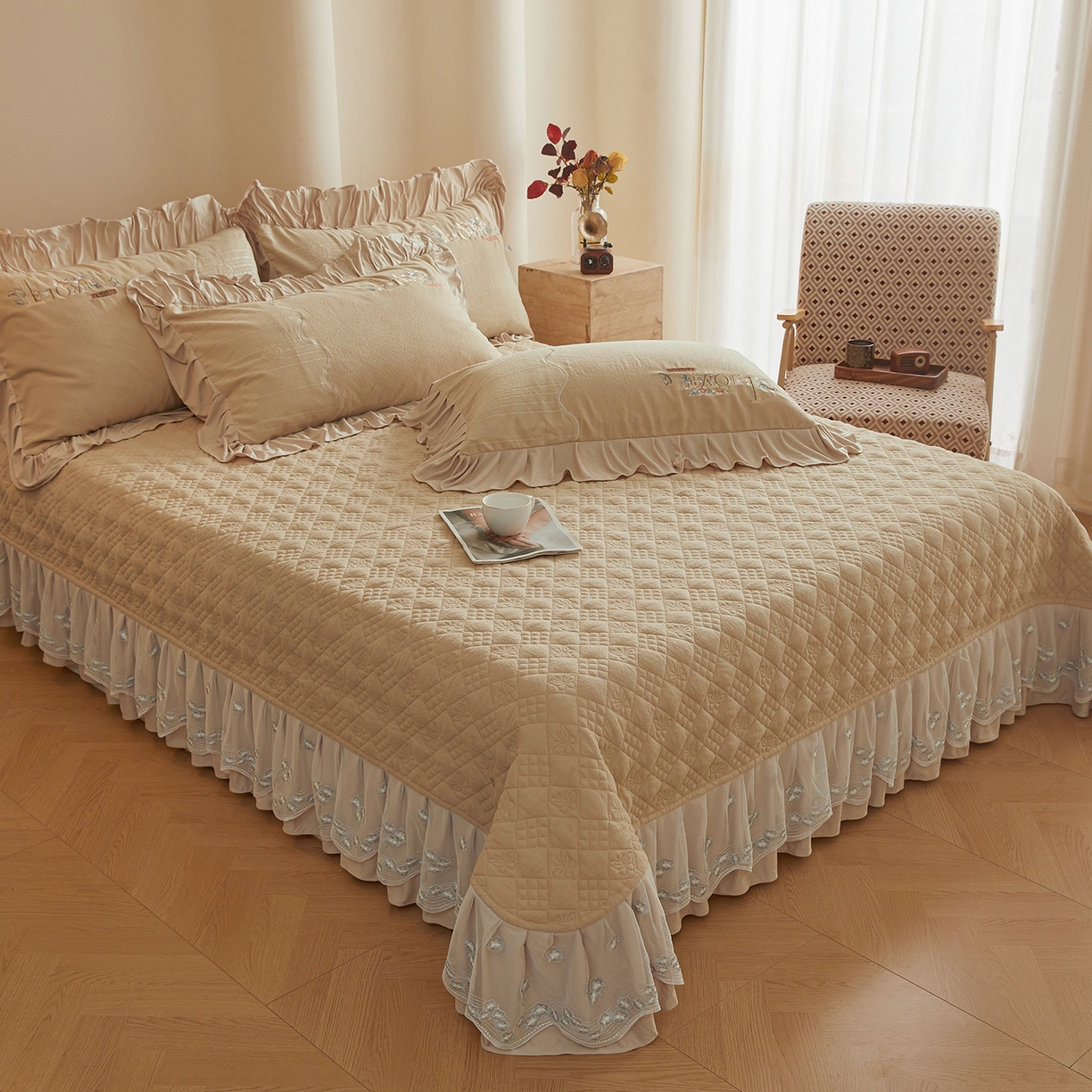 91家纺网 家纺一手货源 找家纺 宜凡家纺 2025新款A类棉绒刺绣花夹棉床盖四件套--梦回罗马 梦回罗马 卡其