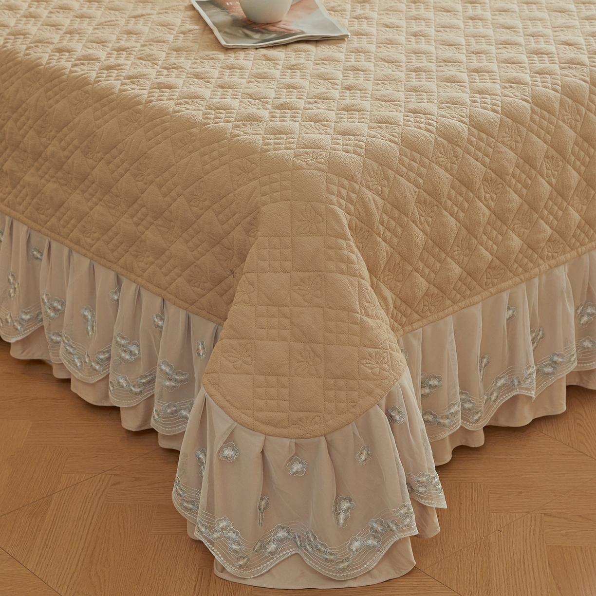 91家纺网 家纺一手货源 找家纺 宜凡家纺 2025新款A类棉绒刺绣花夹棉床盖四件套--梦回罗马 梦回罗马 卡其