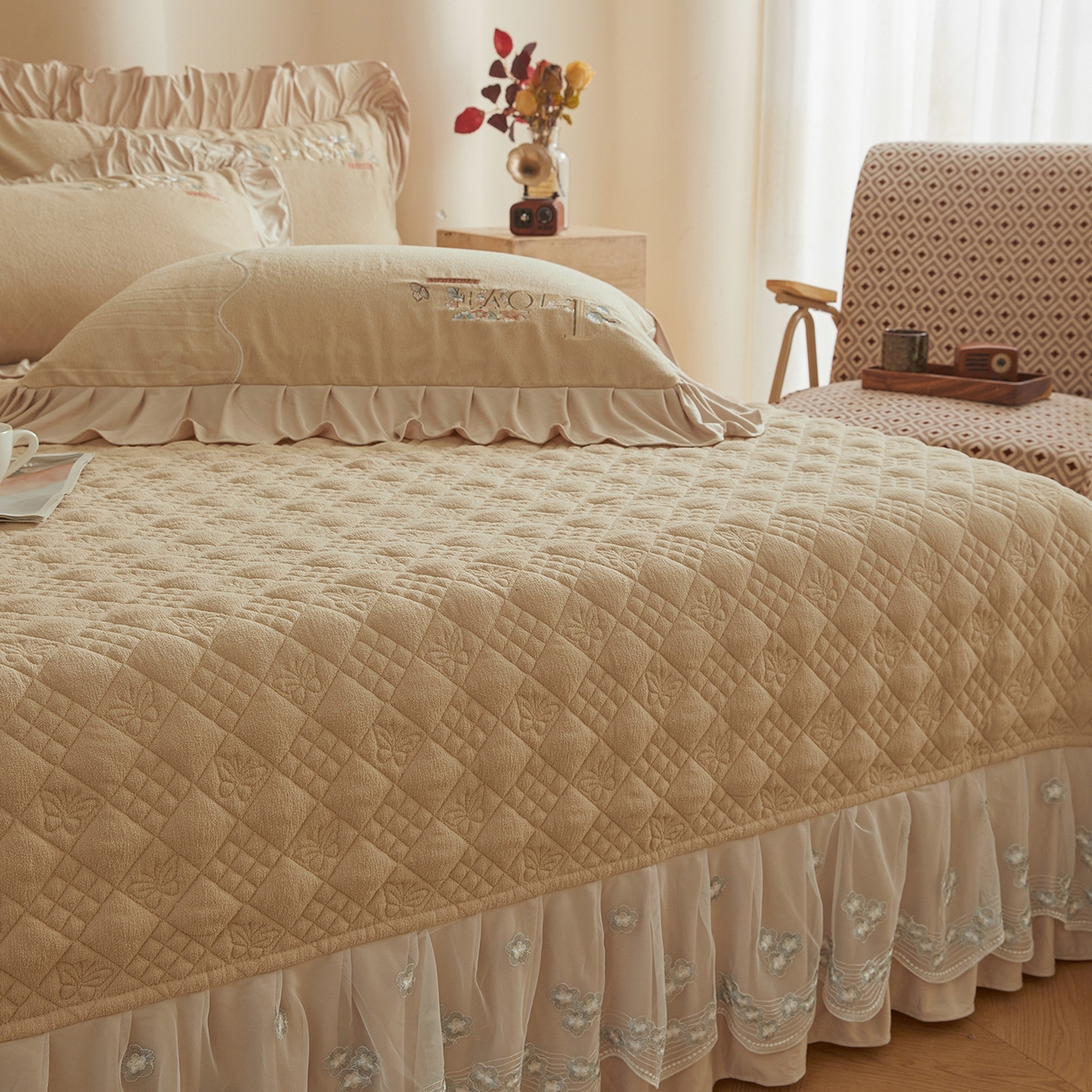 91家纺网 家纺一手货源 找家纺 宜凡家纺 2025新款A类棉绒刺绣花夹棉床盖四件套--梦回罗马 梦回罗马 卡其