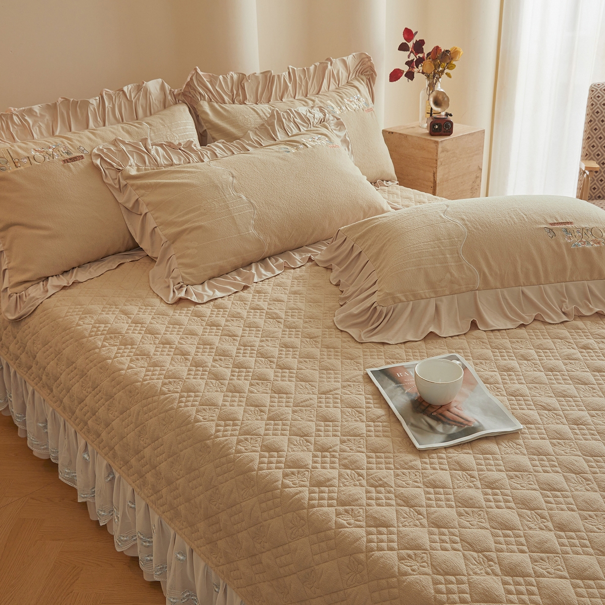 91家纺网 家纺一手货源 找家纺 宜凡家纺 2025新款A类棉绒刺绣花夹棉床盖四件套--梦回罗马 梦回罗马 卡其
