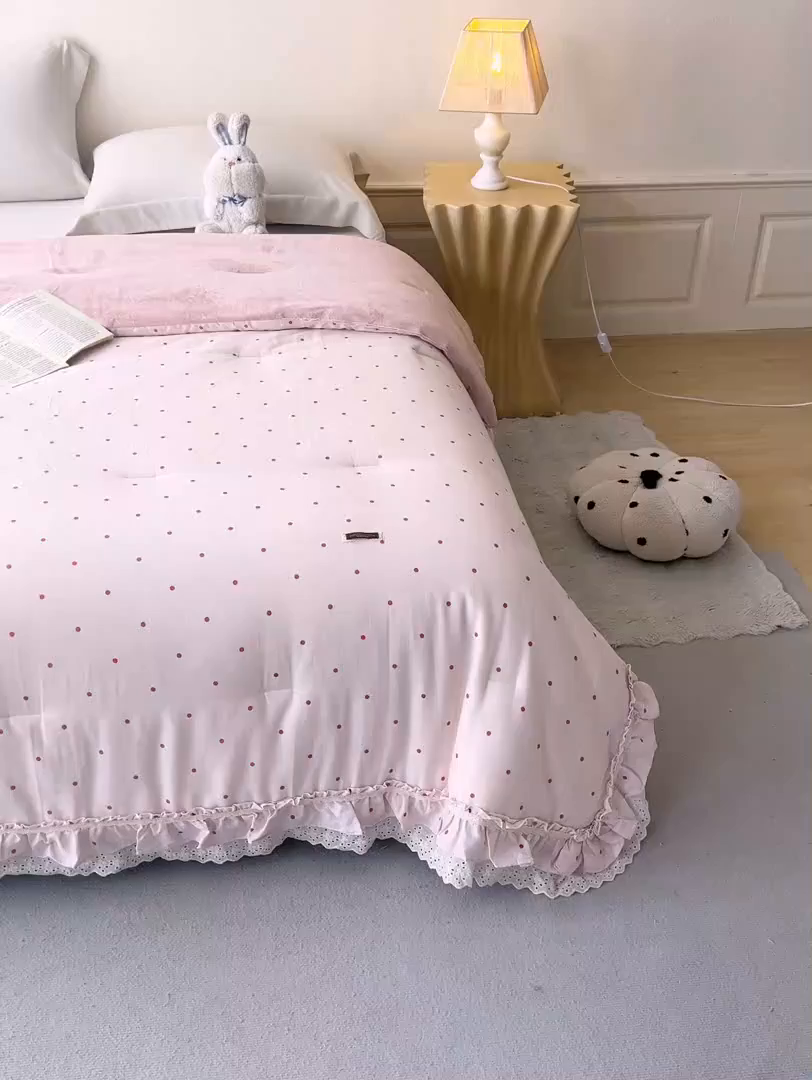 91家纺网 家纺一手货源 找家纺 优希家纺 2025新款秘境花园春秋被被子被芯 小粉点