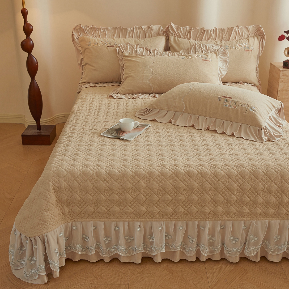 91家纺网 家纺一手货源 找家纺 宜凡家纺 2025新款A类棉绒刺绣花夹棉床盖四件套--梦回罗马 梦回罗马 卡其