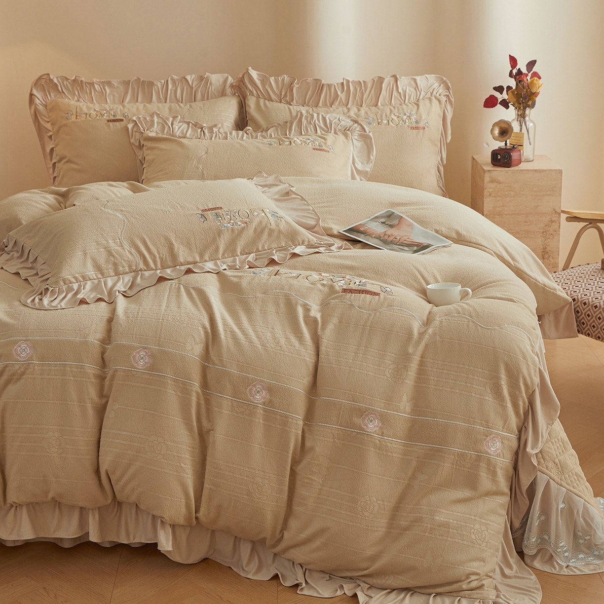91家纺网 家纺一手货源 找家纺 宜凡家纺 2025新款A类棉绒刺绣花夹棉床盖四件套--梦回罗马 梦回罗马 卡其