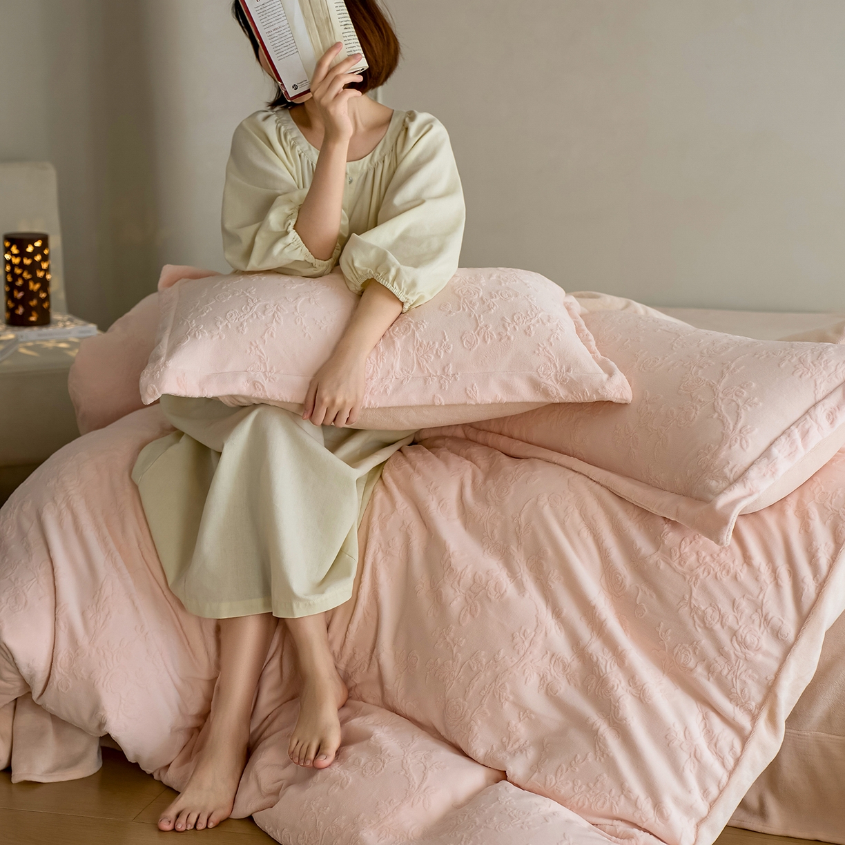 91家纺网 家纺一手货源 找家纺 （总）亿梵家居 2025秋冬新款A类全消光牛奶绒立体5D雕花绒四件套-风格一 （提供买家秀）