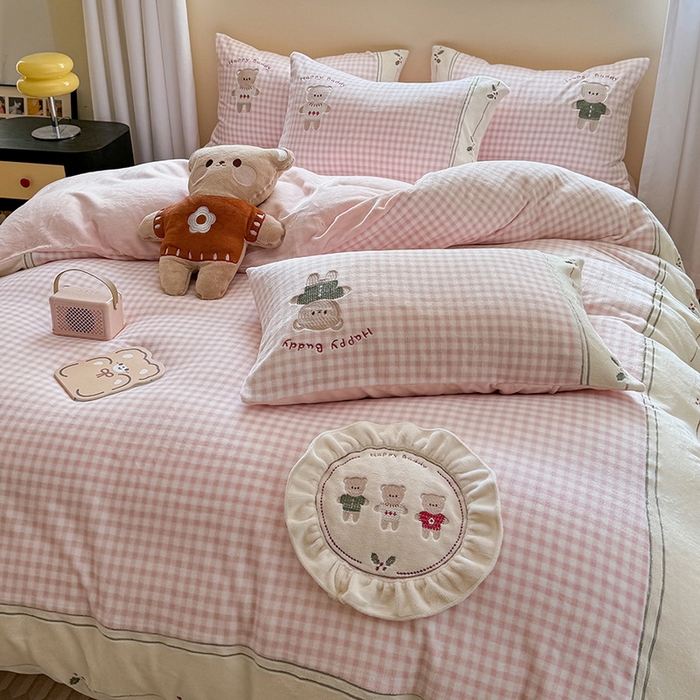 91家纺网 家纺一手货源 找家纺 （总）慕晨 2025新款高克重牛奶绒卡通绣花可爱加厚牛奶绒四件套小清新小红书风直播-本本熊