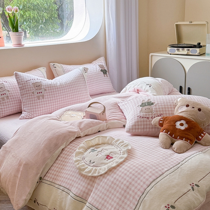 91家纺网 家纺一手货源 找家纺 （总）慕晨 2025新款高克重牛奶绒卡通绣花可爱加厚牛奶绒四件套小清新小红书风直播-本本熊