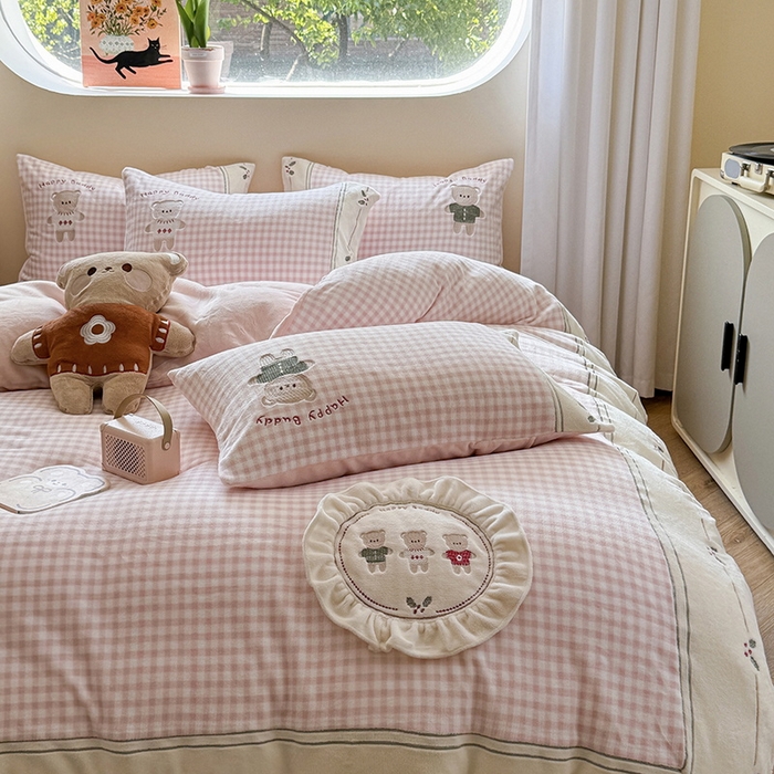 91家纺网 家纺一手货源 找家纺 （总）慕晨 2025新款高克重牛奶绒卡通绣花可爱加厚牛奶绒四件套小清新小红书风直播-本本熊