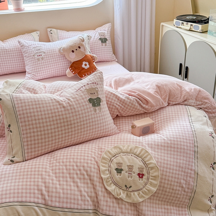 91家纺网 家纺一手货源 找家纺 （总）慕晨 2025新款高克重牛奶绒卡通绣花可爱加厚牛奶绒四件套小清新小红书风直播-本本熊