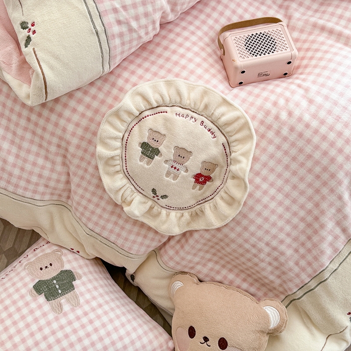 91家纺网 家纺一手货源 找家纺 （总）慕晨 2025新款高克重牛奶绒卡通绣花可爱加厚牛奶绒四件套小清新小红书风直播-本本熊