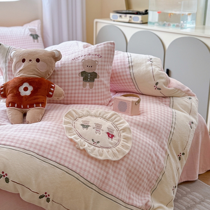 91家纺网 家纺一手货源 找家纺 （总）慕晨 2025新款高克重牛奶绒卡通绣花可爱加厚牛奶绒四件套小清新小红书风直播-本本熊