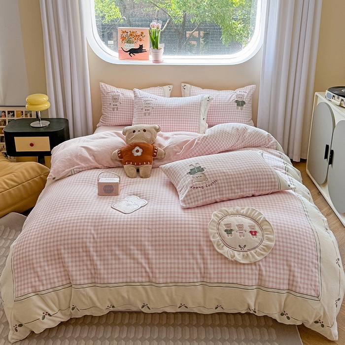 91家纺网 家纺一手货源 找家纺 慕晨 2025新款高克重牛奶绒卡通绣花可爱加厚牛奶绒四件套小清新小红书风直播-本本熊 本本熊-粉