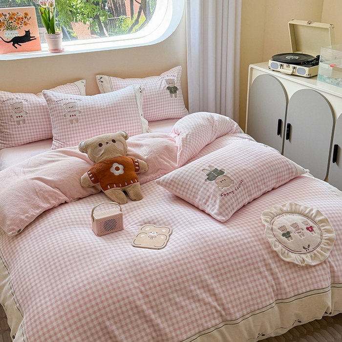 91家纺网 家纺一手货源 找家纺 慕晨 2025新款高克重牛奶绒卡通绣花可爱加厚牛奶绒四件套小清新小红书风直播-本本熊 本本熊-粉