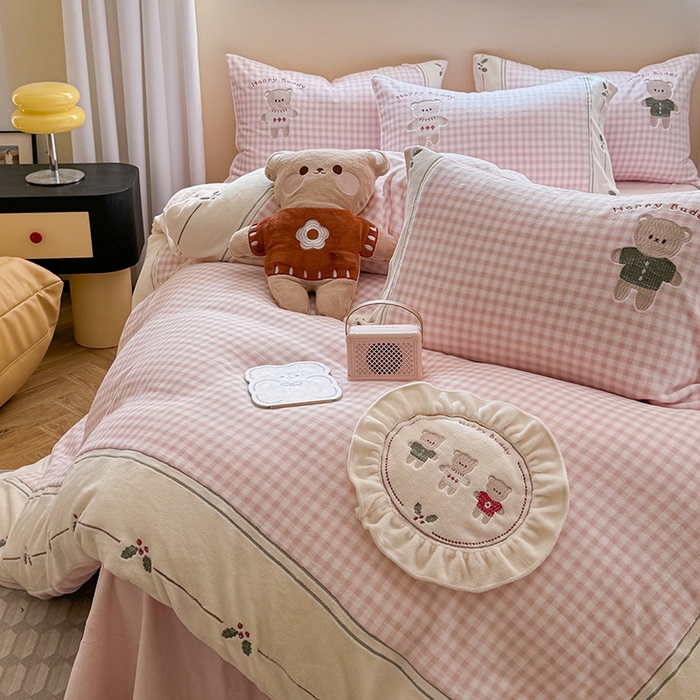91家纺网 家纺一手货源 找家纺 慕晨 2025新款高克重牛奶绒卡通绣花可爱加厚牛奶绒四件套小清新小红书风直播-本本熊 本本熊-粉
