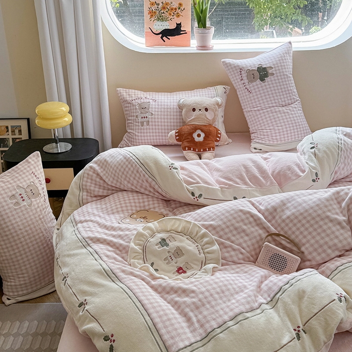 91家纺网 家纺一手货源 找家纺 慕晨 2025新款高克重牛奶绒卡通绣花可爱加厚牛奶绒四件套小清新小红书风直播-本本熊 本本熊-粉