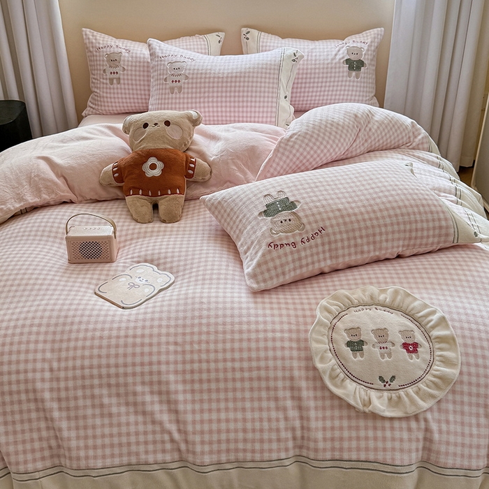 91家纺网 家纺一手货源 找家纺 慕晨 2025新款高克重牛奶绒卡通绣花可爱加厚牛奶绒四件套小清新小红书风直播-本本熊 本本熊-粉
