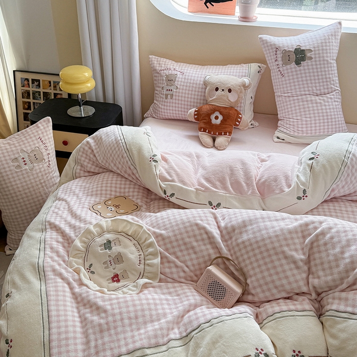91家纺网 家纺一手货源 找家纺 慕晨 2025新款高克重牛奶绒卡通绣花可爱加厚牛奶绒四件套小清新小红书风直播-本本熊 本本熊-粉