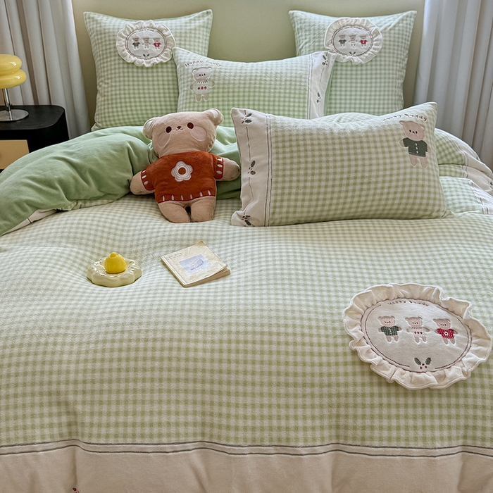 91家纺网 家纺一手货源 找家纺 慕晨 2025新款高克重牛奶绒卡通绣花可爱加厚牛奶绒四件套小清新小红书风直播-本本熊 本本熊-绿