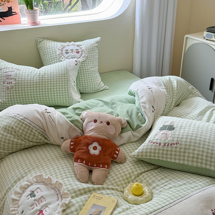 91家纺网 家纺一手货源 找家纺 慕晨 2025新款高克重牛奶绒卡通绣花可爱加厚牛奶绒四件套小清新小红书风直播-本本熊 本本熊-绿