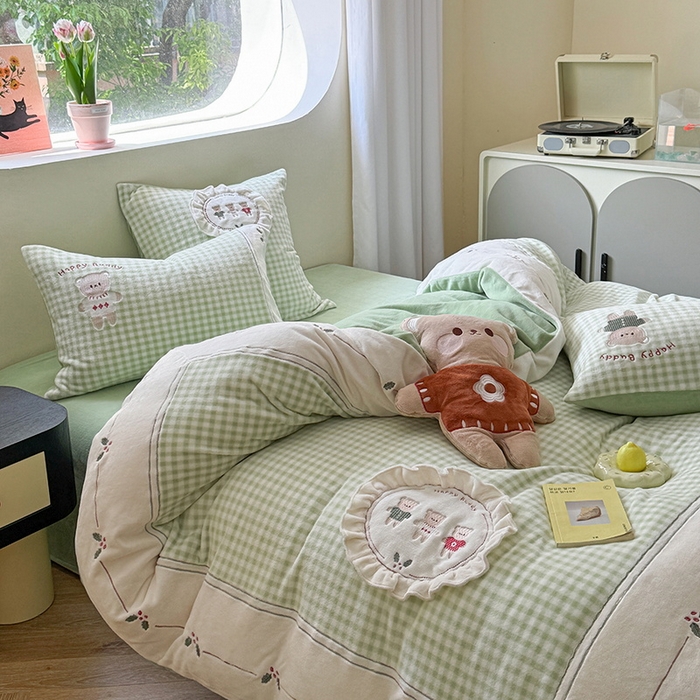 91家纺网 家纺一手货源 找家纺 慕晨 2025新款高克重牛奶绒卡通绣花可爱加厚牛奶绒四件套小清新小红书风直播-本本熊 本本熊-绿