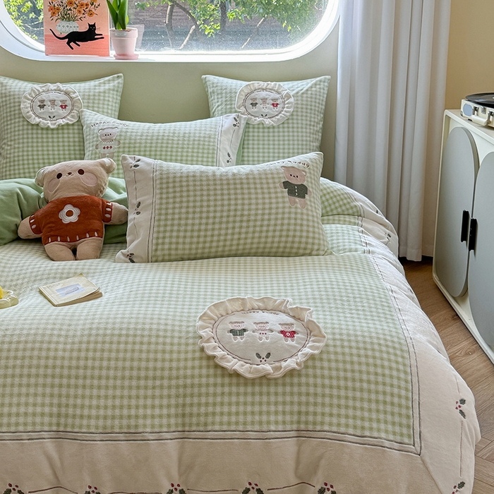 91家纺网 家纺一手货源 找家纺 慕晨 2025新款高克重牛奶绒卡通绣花可爱加厚牛奶绒四件套小清新小红书风直播-本本熊 本本熊-绿
