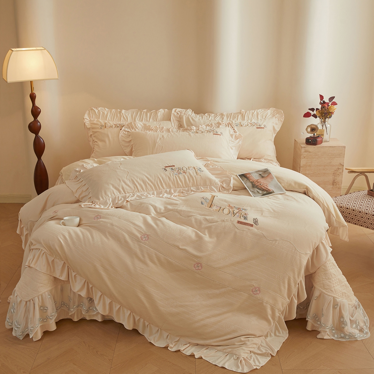 宜凡家纺 2025新款A类棉绒刺绣花夹棉床盖四件套--梦回罗马 梦回罗马 奶白